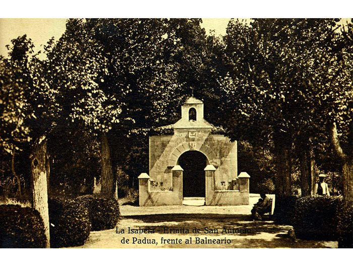 La Ermita de San Antonio se situaba frente a la fachada principal del Balneario. Realizada por Tomás Camarillo, años 20.