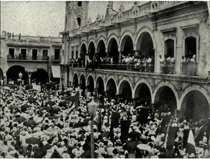 Recibimiento en la Plaza del Ayuntamiento de Veracruz a los exiliados españoles.